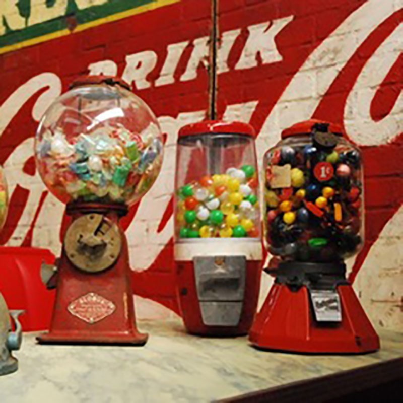 Location Machine à bonbons rétro pour vos événements à Lille et Paris -  Décoration 1950's & 1960's